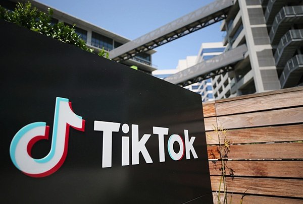 2024年，TikTok LIVE将欢庆社区聚集力与创造力的蓬勃发展。